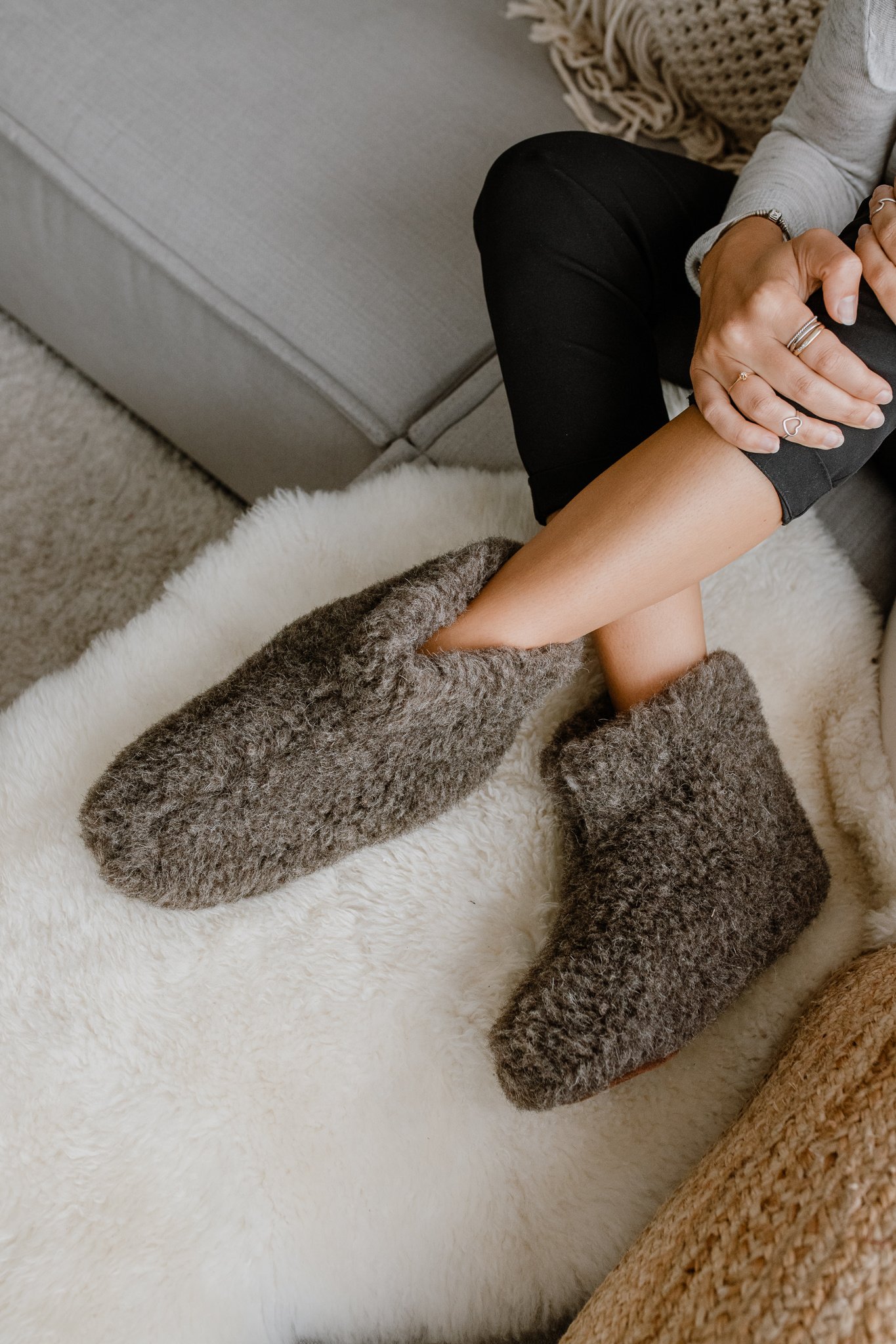 dina-wollen-sloffen-hoog-model-zwart-met-anti-slip